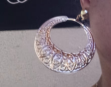 Load image into Gallery viewer, Chunky Bamboo clip on hoops