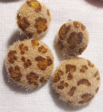 Load image into Gallery viewer, Animal print faux fur clip ons Kargo Fresh