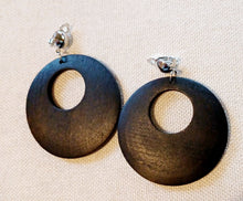 Load image into Gallery viewer, Classic wood hoop Clip On Earrings Kargo Fresh