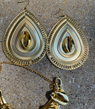 Load image into Gallery viewer, Handmade Golden Cowrie Shell and Metal Queens Collar an Kargo Fresh