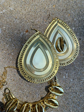 Load image into Gallery viewer, Handmade Golden Cowrie Shell and Metal Queens Collar an Kargo Fresh