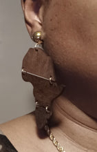 Load image into Gallery viewer, Handmade Natural wooden Africa Clip On Earrings Kargo Fresh