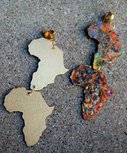 Load image into Gallery viewer, Handpainted Wooden AFRICA Clip On Earrings Kargo Fresh