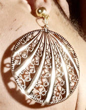 Load image into Gallery viewer, Large hanmered design clip on earrings Kargo Fresh