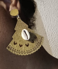 Load image into Gallery viewer, Natural Wood Boho Clip On Earrings Kargo Fresh