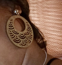Load image into Gallery viewer, Natural Wood Clip On Earrings Kargo Fresh