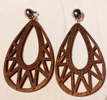 Load image into Gallery viewer, Natural Wood Geometric Clip On Earrings Kargo Fresh