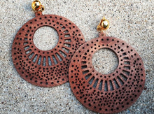 Load image into Gallery viewer, Natural Wood Hoop Clip On Earrings Kargo Fresh