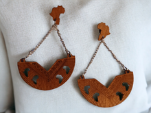 Load image into Gallery viewer, Clip on Unique Africa Chain Dangle Wooden Earrings