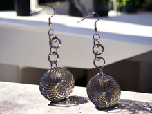 Load image into Gallery viewer, Minimalist spiral wire design earrings