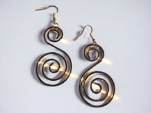 Load image into Gallery viewer, Minimalist spiral wire design earrings