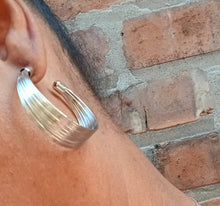 Load image into Gallery viewer, Set of 2 minimalist wire hoop earrings Kargo Fresh