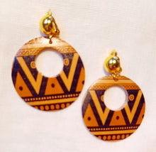 Load image into Gallery viewer, Small Natural Wood Clip On Earrings brown Kargo Fresh