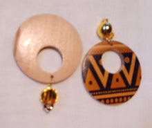 Load image into Gallery viewer, Small Natural Wood Clip On Earrings brown Kargo Fresh