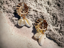 Load image into Gallery viewer, Small dangle cowrie shell earrings Kargo Fresh