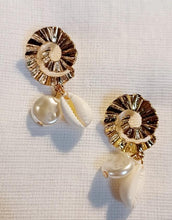 Load image into Gallery viewer, Small dangle cowrie shell earrings Kargo Fresh