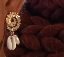 Load image into Gallery viewer, Small dangle cowrie shell earrings Kargo Fresh