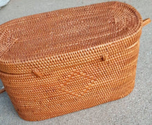 Load image into Gallery viewer, Vintage 1970s Rattan Hamper Purse Kargo Fresh