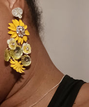 Load image into Gallery viewer, Vintage Chunky Metal and Rhinstone Flower Clip Earrings Kargo Fresh