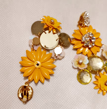 Load image into Gallery viewer, Vintage Chunky Metal and Rhinstone Flower Clip Earrings Kargo Fresh
