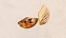 Load image into Gallery viewer, Vintage Enameled Cluster Clip on Earrings Kargo Fresh