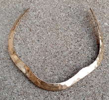 Load image into Gallery viewer, Vintage Hammered Metal Queens Collar Kargo Fresh