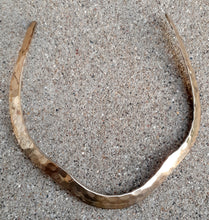Load image into Gallery viewer, Vintage Hammered Metal Queens Collar Kargo Fresh