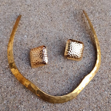 Load image into Gallery viewer, Vintage Hammered Metal Queens Collar Kargo Fresh