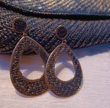 Load image into Gallery viewer, Vintage Straw Clutch and Earrings Set Kargo Fresh