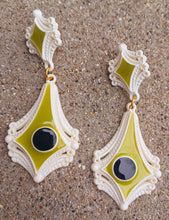 Load image into Gallery viewer, Vintage acrylic pop art clip on earrings 1970s Kargo Fresh