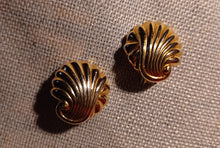 Load image into Gallery viewer, Vintage chunky clip on gold sea shell studs Kargo Fresh