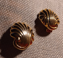 Load image into Gallery viewer, Vintage chunky clip on gold sea shell studs Kargo Fresh