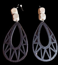 Load image into Gallery viewer, Vintage crochet crop top and matching earrings Kargo Fresh