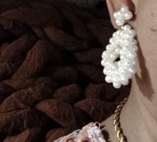 Load image into Gallery viewer, Vintage pearl cluster clip on earrings 1970s Kargo Fresh