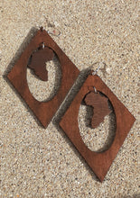 Load image into Gallery viewer, Wooden Africa Earrings Kargo Fresh