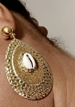 Load image into Gallery viewer, Handmade Hammered Metal Disc Clip On Earrings Gold