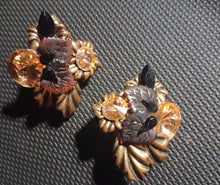 Load image into Gallery viewer, Vintage Brutalist flower clip on cluster earrings 1970s