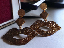 Load image into Gallery viewer, Lady Lips Pop Art Hanmered metal Clip On Earrings