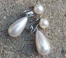Load image into Gallery viewer, 1960s era Japan Pearl dangle Clip On Earrings