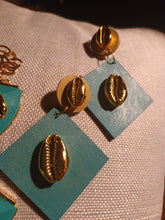 Load image into Gallery viewer, Handmade Queens Cowrie Collar and handpainted clip on earrings
