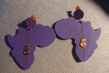 Load image into Gallery viewer, Clip on lilac wooden Africa Earrings
