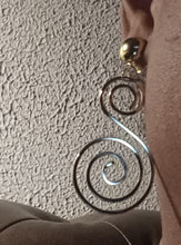 Load image into Gallery viewer, Minimalist spiral wire design earrings
