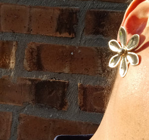 Gold daisy stud earrings