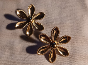 Gold daisy stud earrings