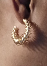 Load image into Gallery viewer, Abstract gold wire huggir hoops
