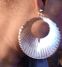 Load image into Gallery viewer, Large Hammered metal clip on hoops
