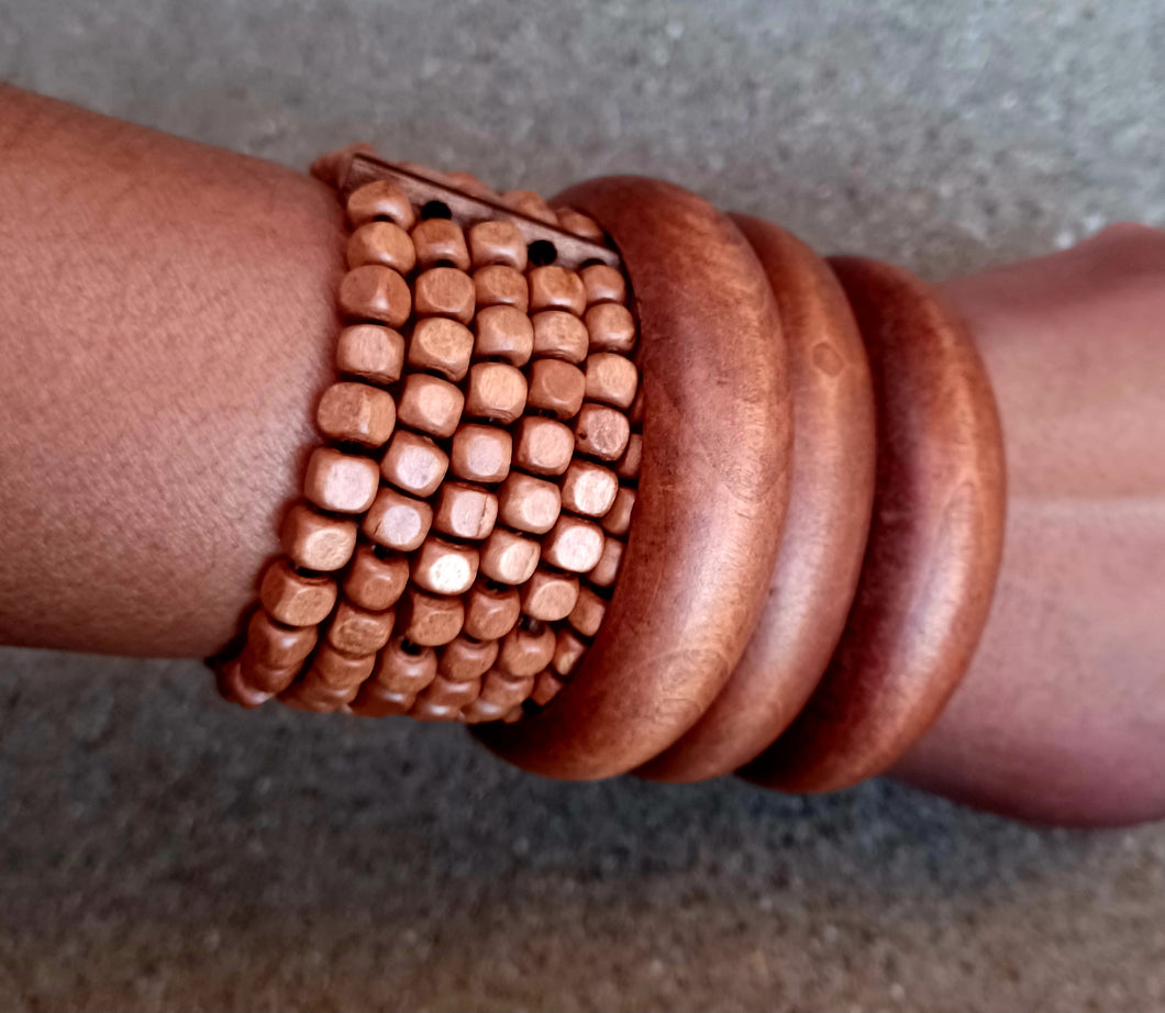 ***Chunky vintage wooden bangle set of 4