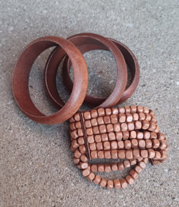 ***Chunky vintage wooden bangle set of 4