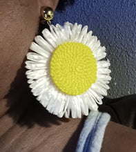 Load image into Gallery viewer, Natural raffia handmade sunflower clip on earrings
