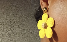 Load image into Gallery viewer, Boho raffia daisy clip on earrings and necklace set
